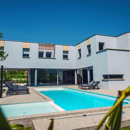 Luxury Lucella, Big Pool, Spa, Tennis, Gym, Volleyball Villa Donji Prolozac